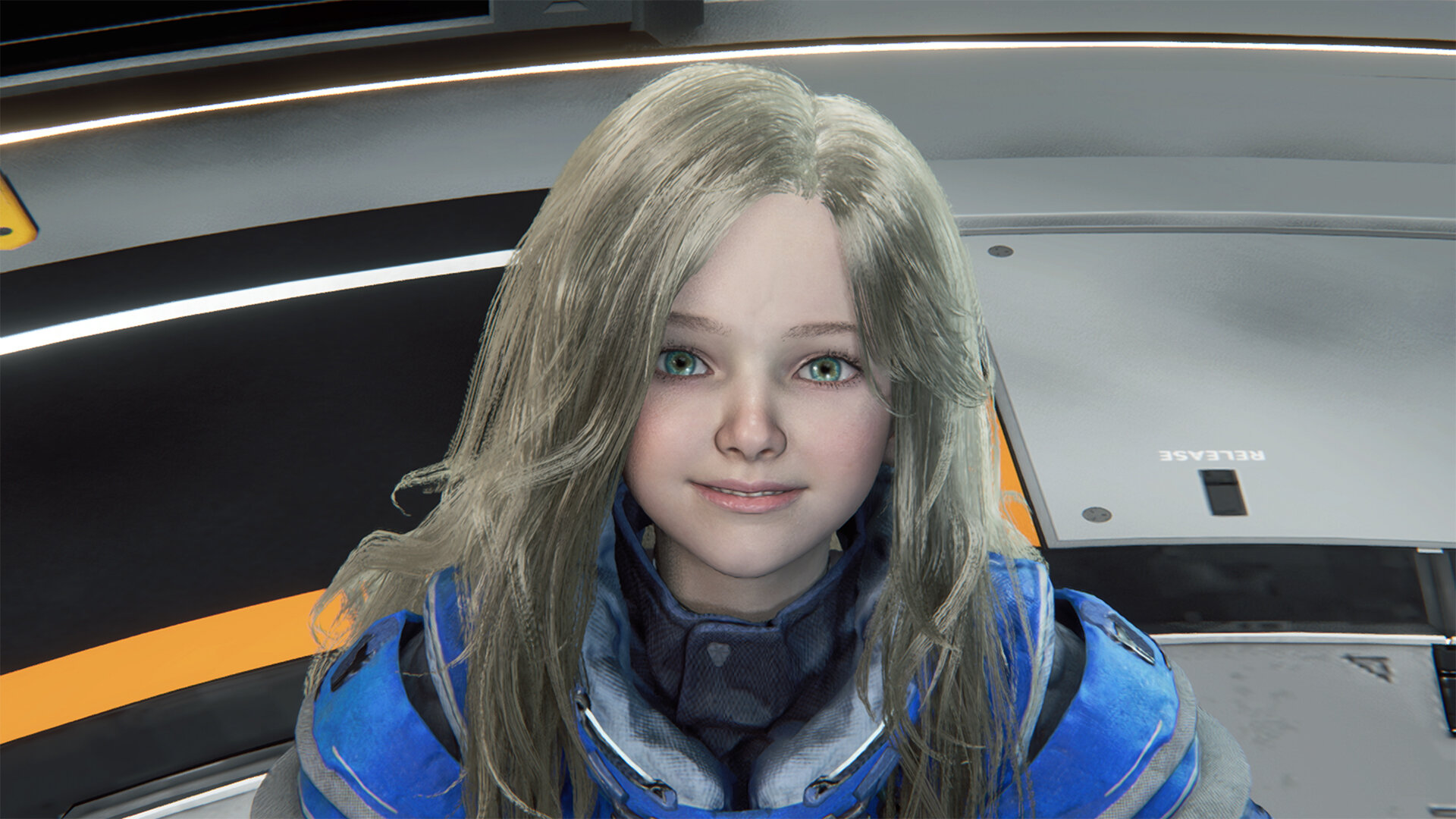 Dziewczyna z blond włosami i zielonymi oczami, ubrana w niebiesko-szary mundur, uśmiecha się. Tło to futurystyczne wnętrze.