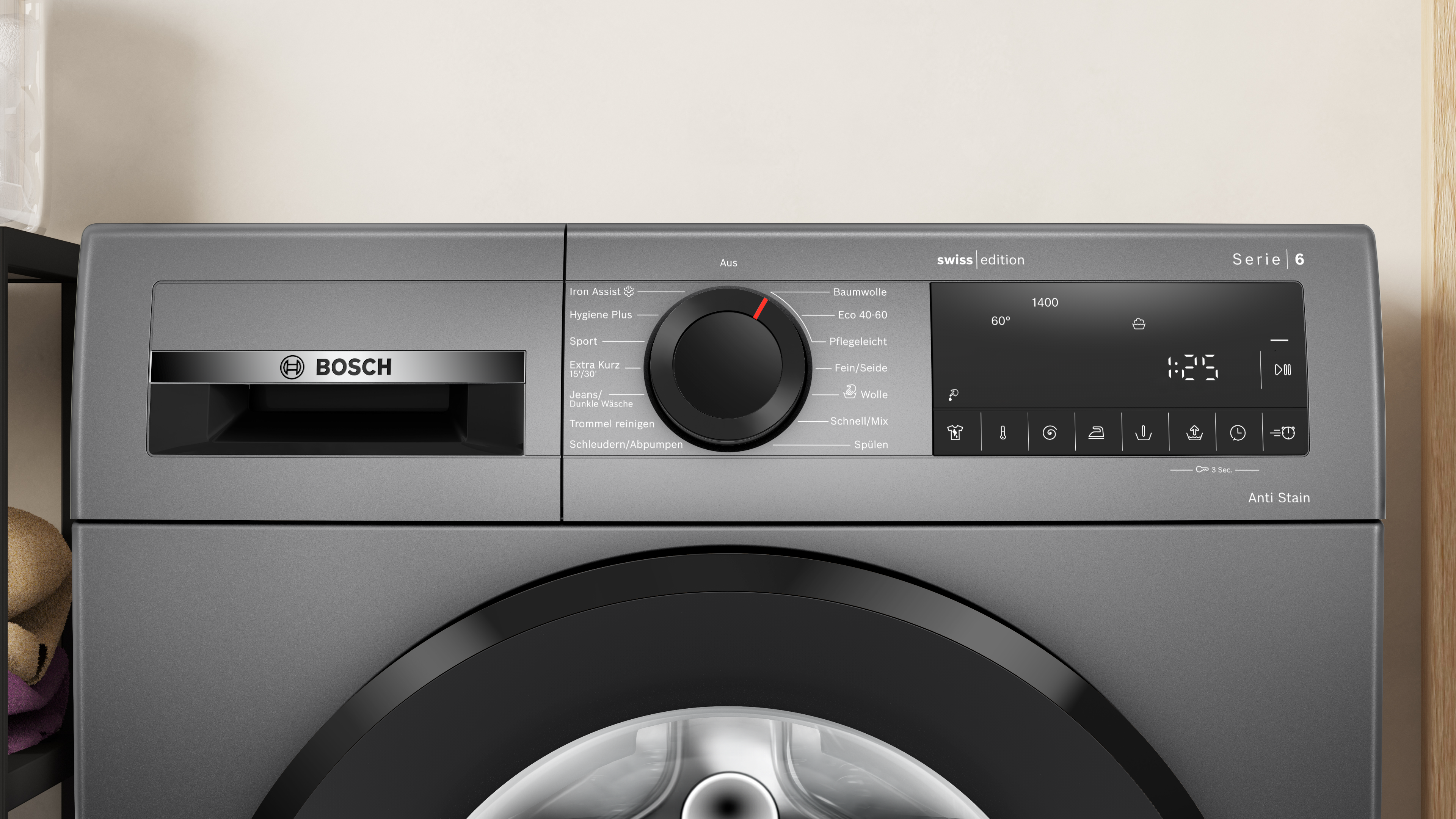 Un lave-linge Bosch gris, Série 6, avec un panneau de commande et une grande porte. L'écran affiche l'heure et les réglages.