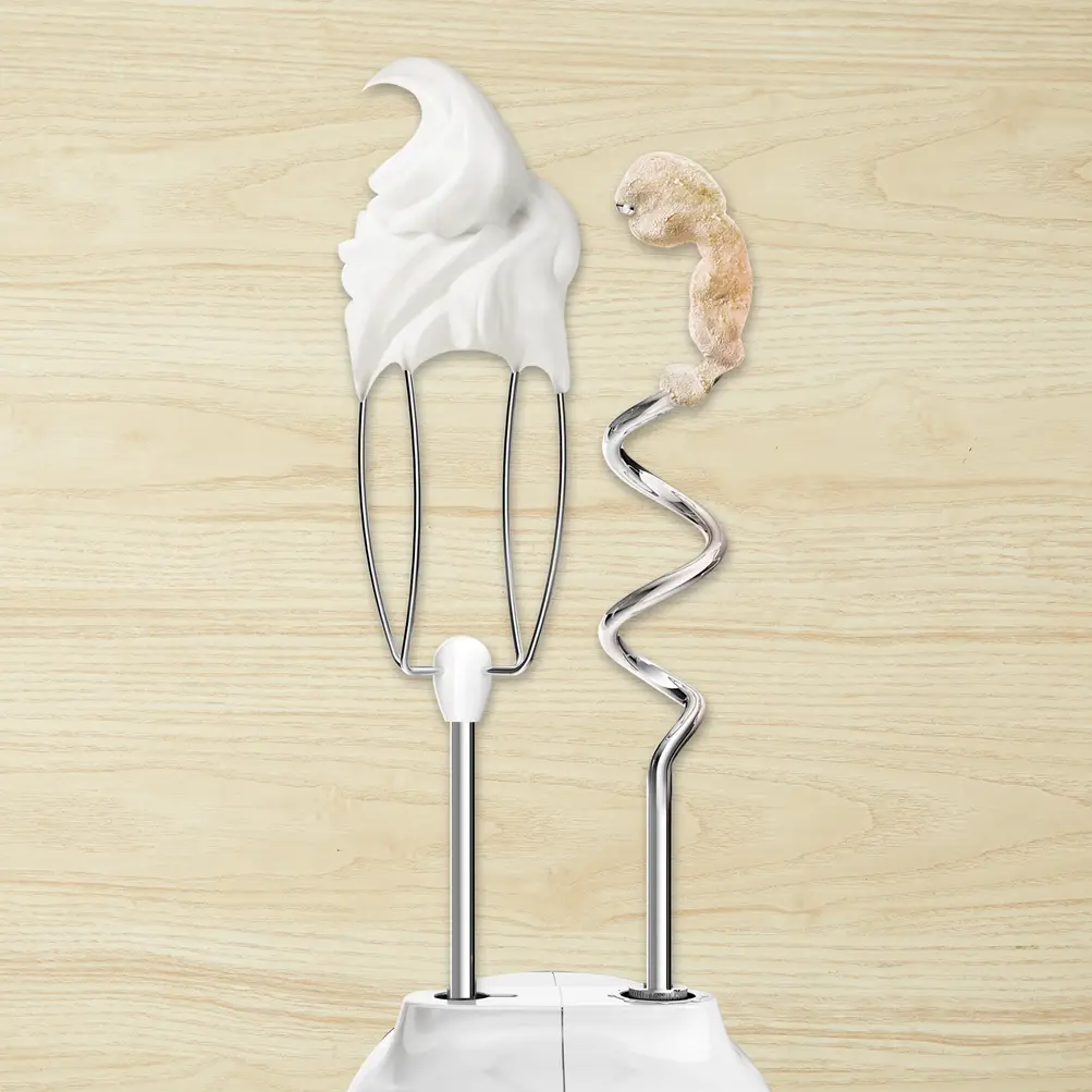 Frullatore elettrico con frusta e gancio impastatore, uno con panna montata, l'altro con impasto, su sfondo legno.