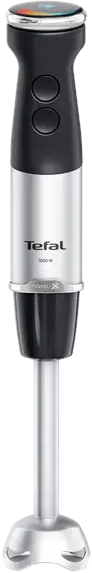 Un frullatore a immersione Tefal. È argento e nero con due pulsanti e un indicatore di alimentazione. La base è argentata con lame.