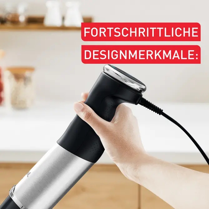 Una mano tiene un frullatore a immersione nero e argento con un cavo nero. Testo rosso in alto dice: 'FORTSCHRITTLICHE DESIGNMERKMALE:'.