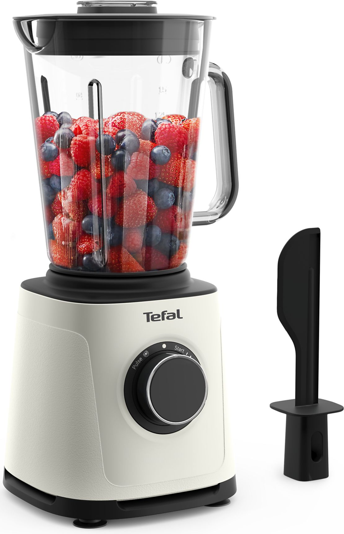 Un frullatore Tefal pieno di fragole rosse, lamponi e mirtilli blu. Una spatola nera è di lato.