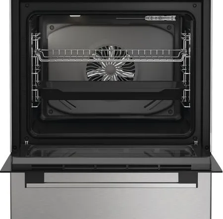 Intérieur du four ouvert montrant les grilles, le ventilateur et le plateau. Extérieur en acier inoxydable avec porte vitrée.