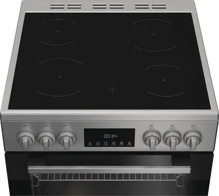 Une cuisinière électrique en acier inoxydable avec une table de cuisson en verre noir, quatre brûleurs, des boutons de commande et une porte de four avec affichage numérique.