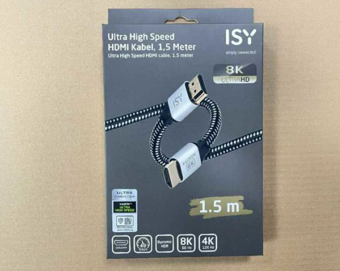HDMI-kábelt tartalmazó doboz. A szöveg a következő: 'Ultra High Speed', '8K ULTRAHD' és '1,5 m'. A kábel fekete-fehér.