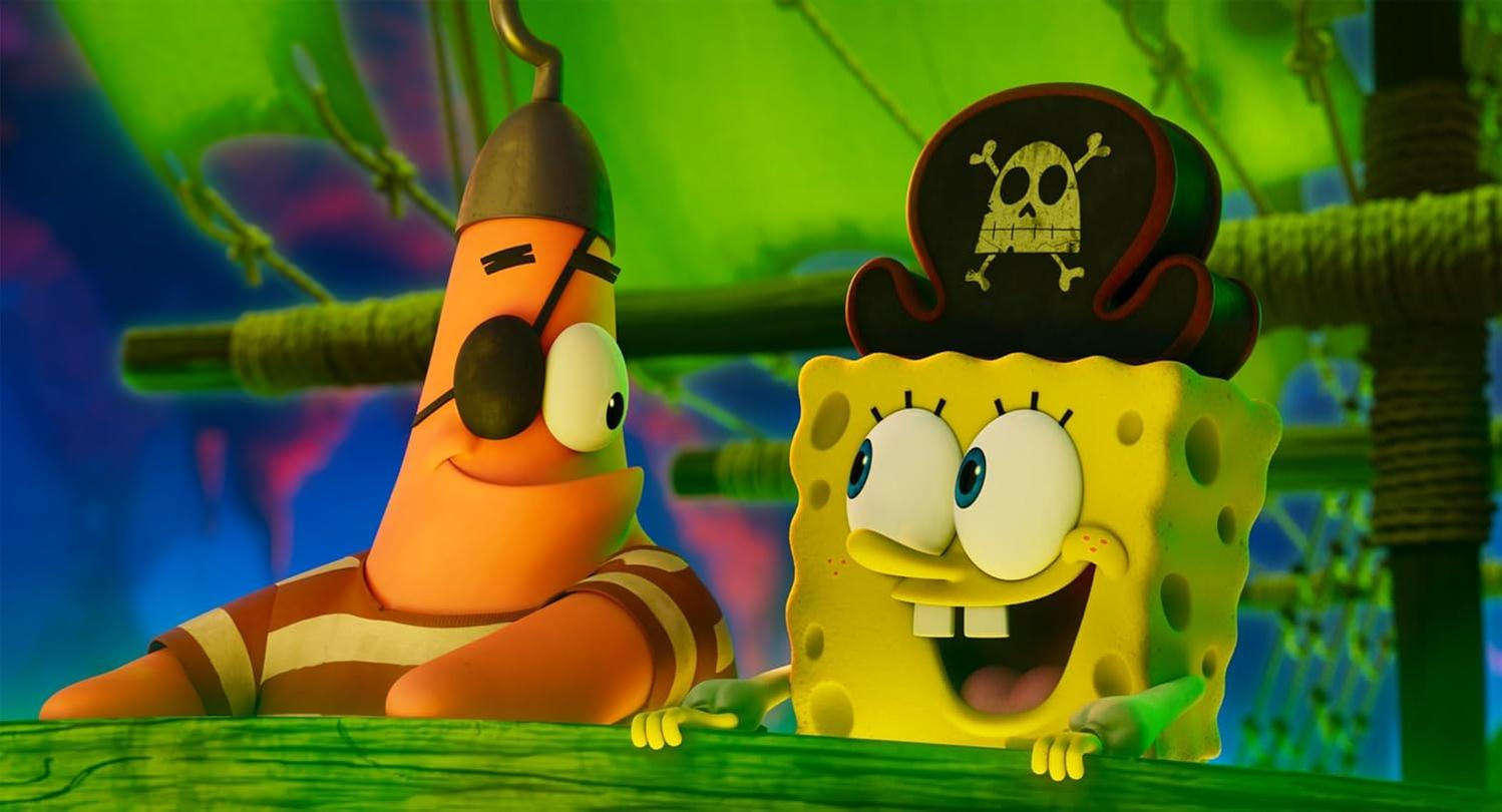SpongeBob und Patrick in Piratenkleidung lächeln. SpongeBob trägt einen Piratenhut. Patrick trägt eine Augenklappe und einen Haken.