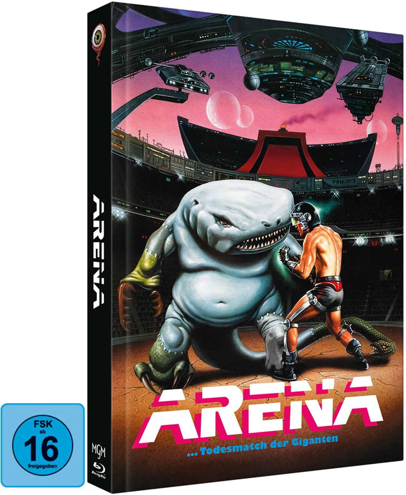 Science-Fiction-Filmcover. Ein muskulöser Mann kämpft in einer Arena gegen ein haiähnliches Wesen, im Hintergrund Raumschiffe und ein Stadion.