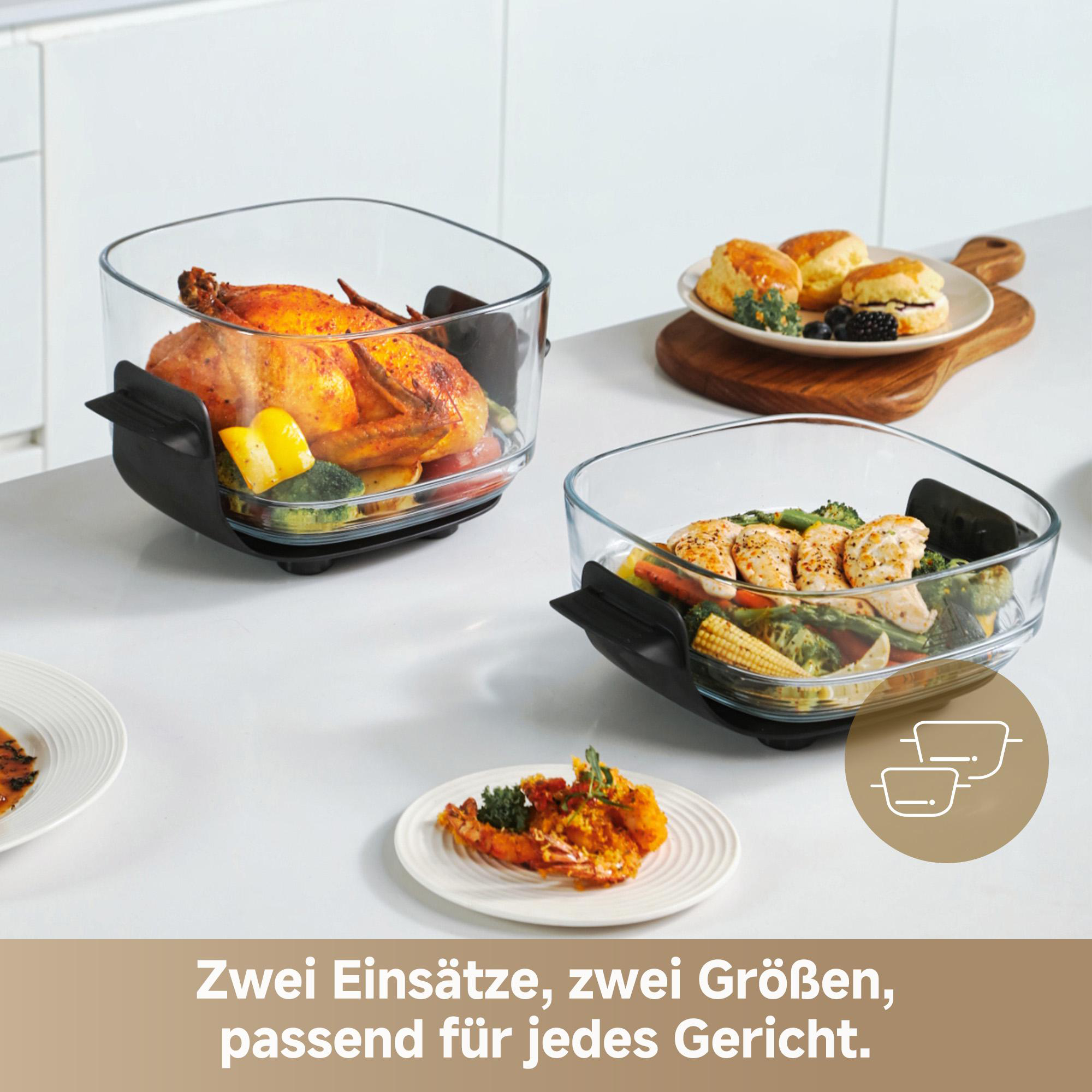 Gebratenes Huhn und Gemüse in Glasschalen, Scones und Garnelen auf Tellern, alles auf einer weißen Oberfläche.