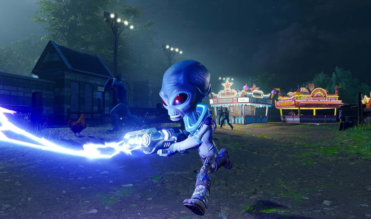 Alien blu che punta un'arma con fulmini. Bancarelle di carnevale e persone sullo sfondo. Un pollo è vicino a un edificio.