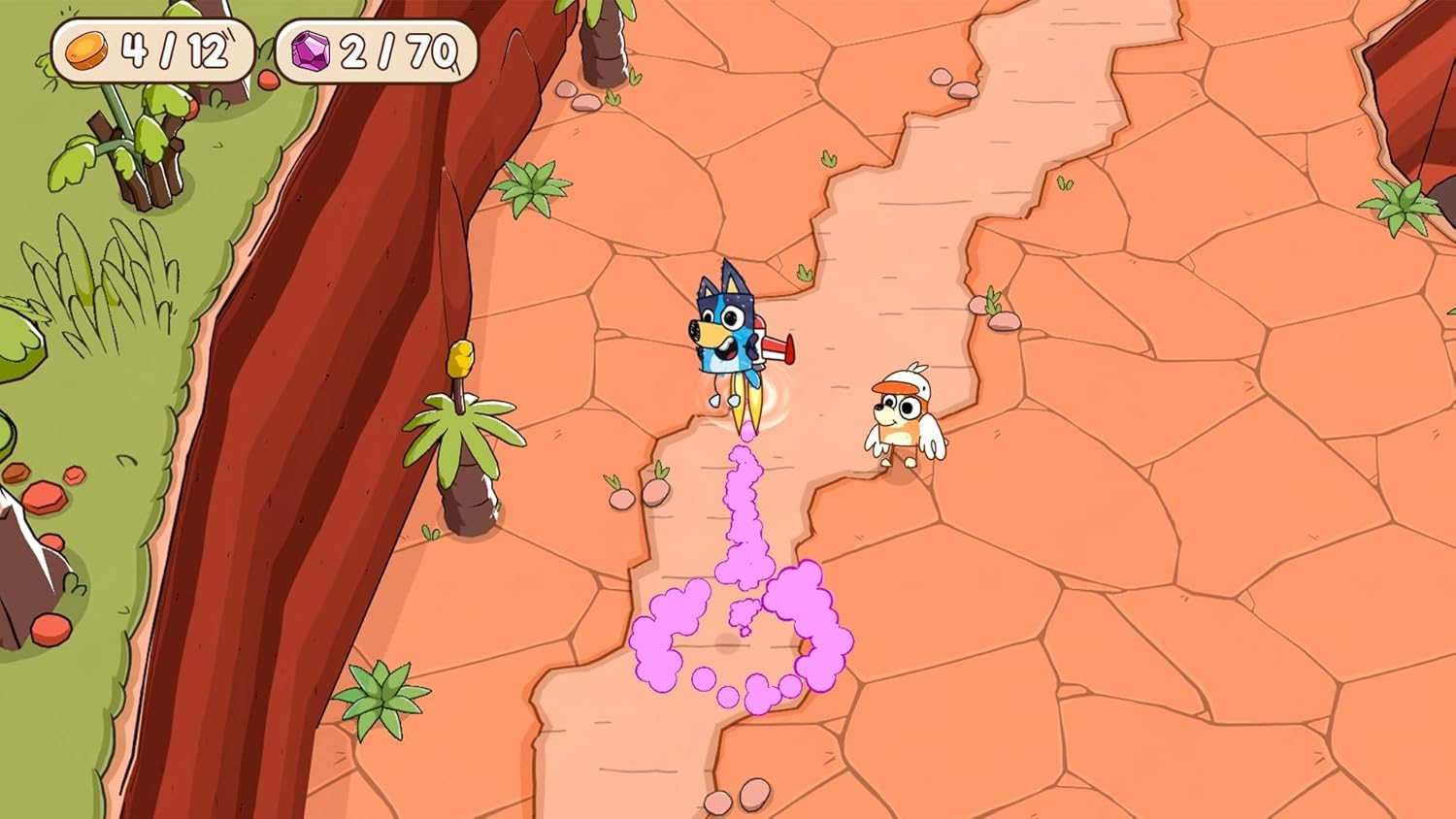Bluey vola con un jetpack, seguito da una nuvola di fumo. Un altro personaggio guarda. Sfondo desertico con sentiero e alberi.