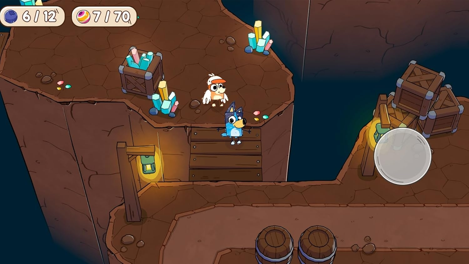 Bluey e un altro personaggio sono in una grotta. Ci sono casse di legno, cristalli, una lanterna e botti.