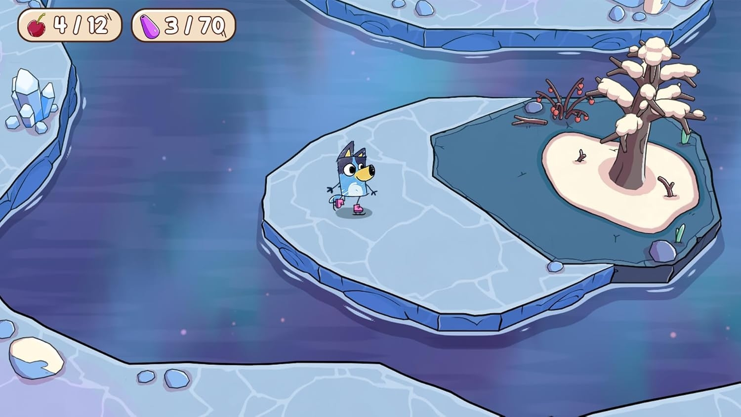 Bluey pattina sul ghiaccio, in una scena invernale. A destra c'è un'isola con un albero innevato. In alto ci sono ciliegie e melanzane.