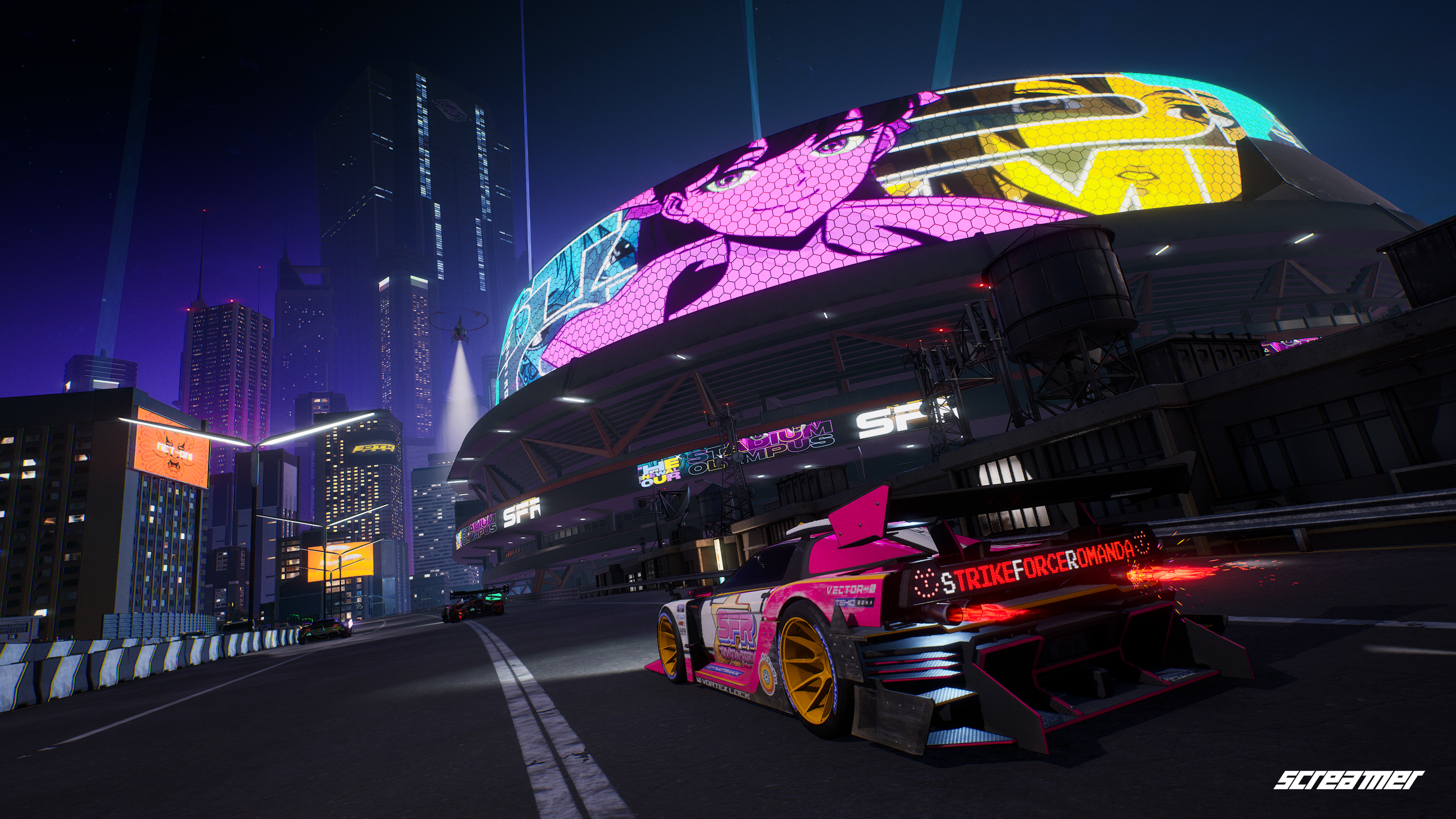Une voiture de course rose roule à toute vitesse sur une rue éclairée au néon dans une ville futuriste. Un stade avec un visage d'anime violet est en arrière-plan.