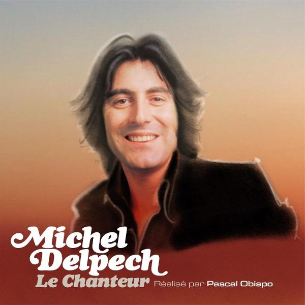 Portret van Michel Delpech. Lachende man met donker haar, draagt een zwart overhemd. Tekst: Michel Delpech, Le Chanteur. Réalisé par Pascal Obispo.