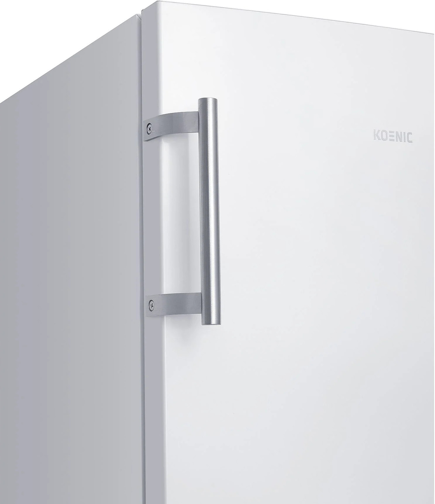 Białe drzwi lodówki ze srebrną rączką. Na drzwiach widoczna jest nazwa marki KOENIC.