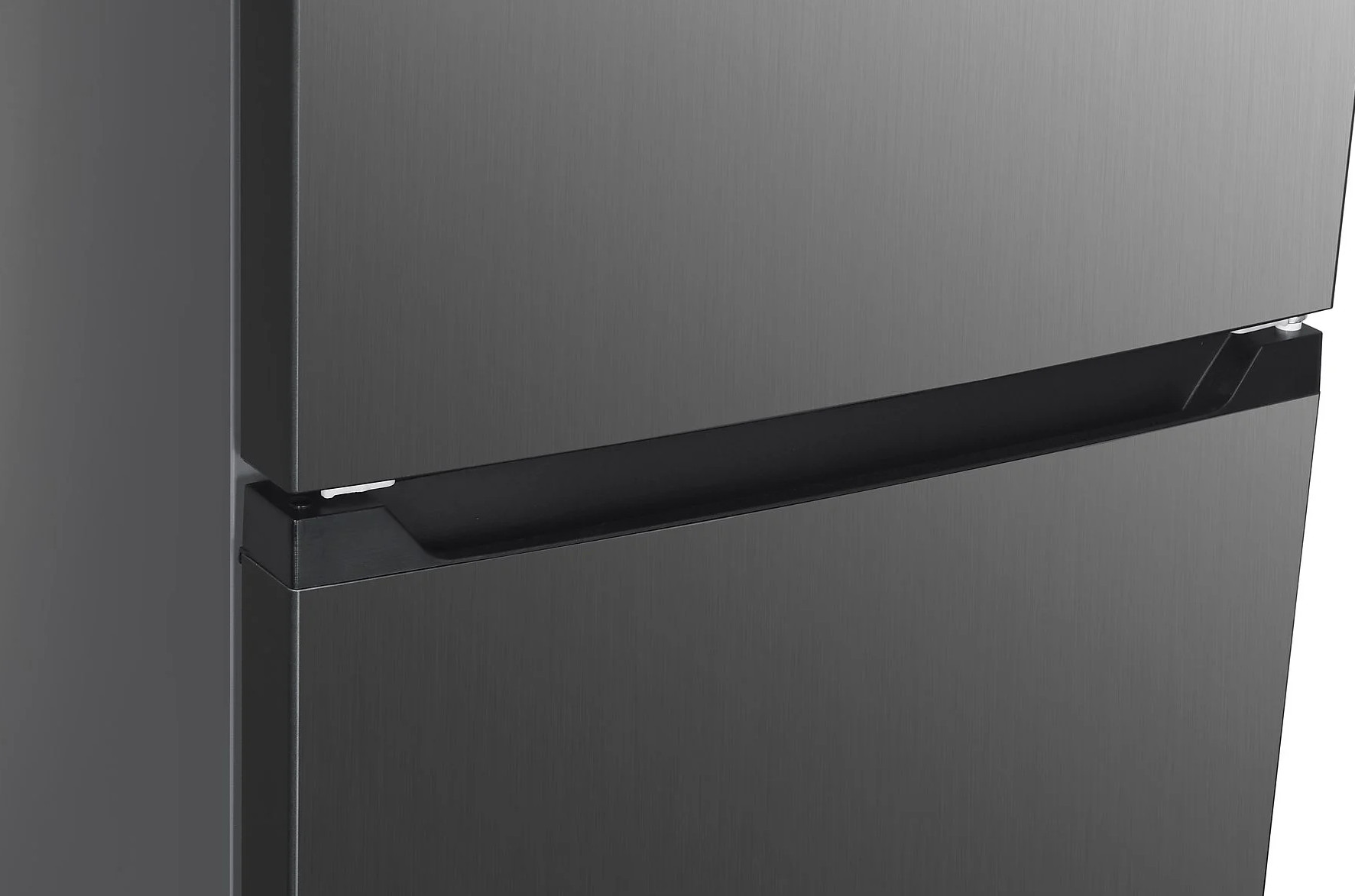 Zbliżenie na ciemnoszarą lodówkę. Widoczne są dwa drzwi, z czarnym uchwytem. Powierzchnia ma szczotkowaną metalową teksturę.