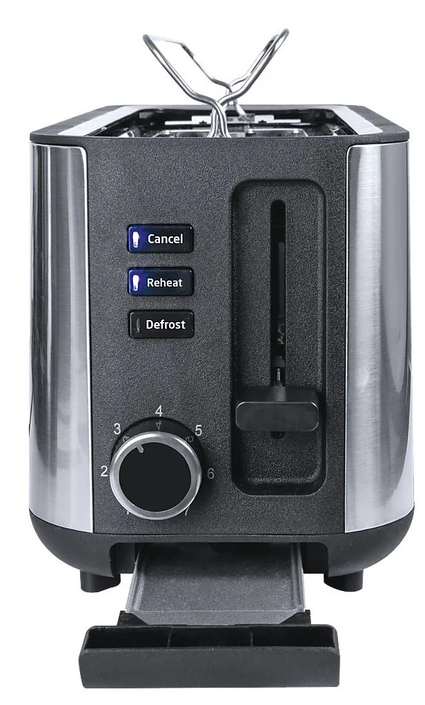 Srebrno-czarny toster. Ma pokrętło do ustawiania stopnia opiekania, przyciski anulowania, podgrzewania i rozmrażania. Widoczna jest tacka na okruchy.