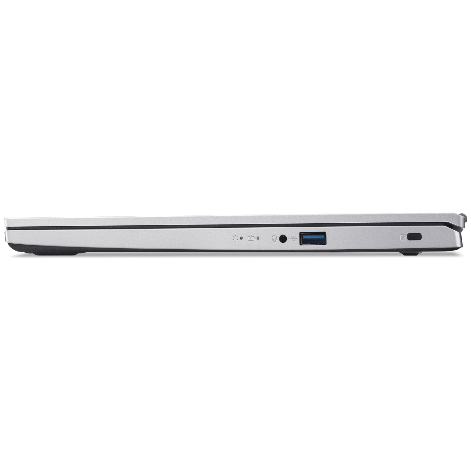 Zijaanzicht van een zilveren laptop. Poorten zijn USB, audio-aansluiting en stroomingang. De laptop staat tegen een witte achtergrond.