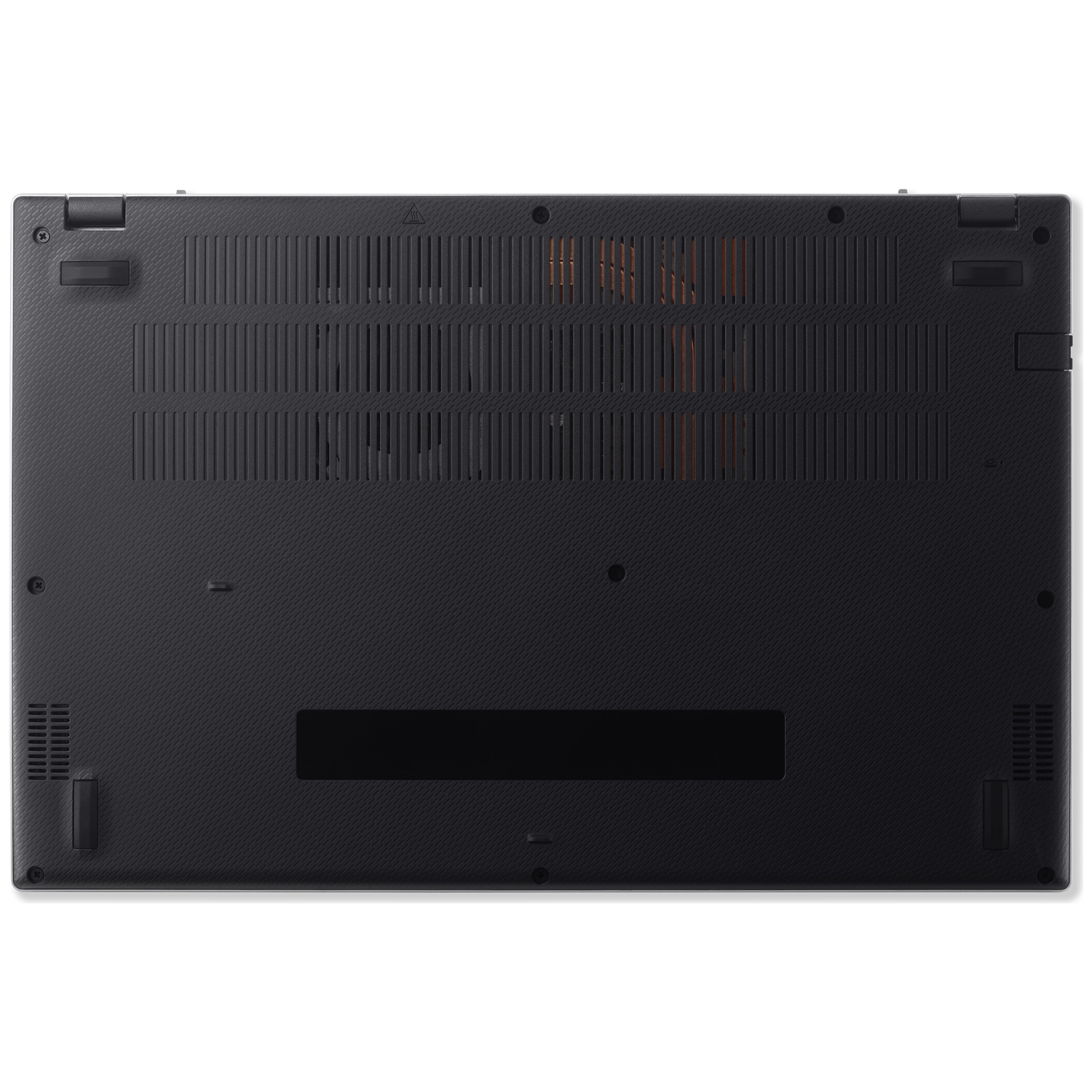 De onderkant van een zwarte laptop. Het heeft ventilatieopeningen, schroeven en rubberen voetjes. Het oppervlak is getextureerd.