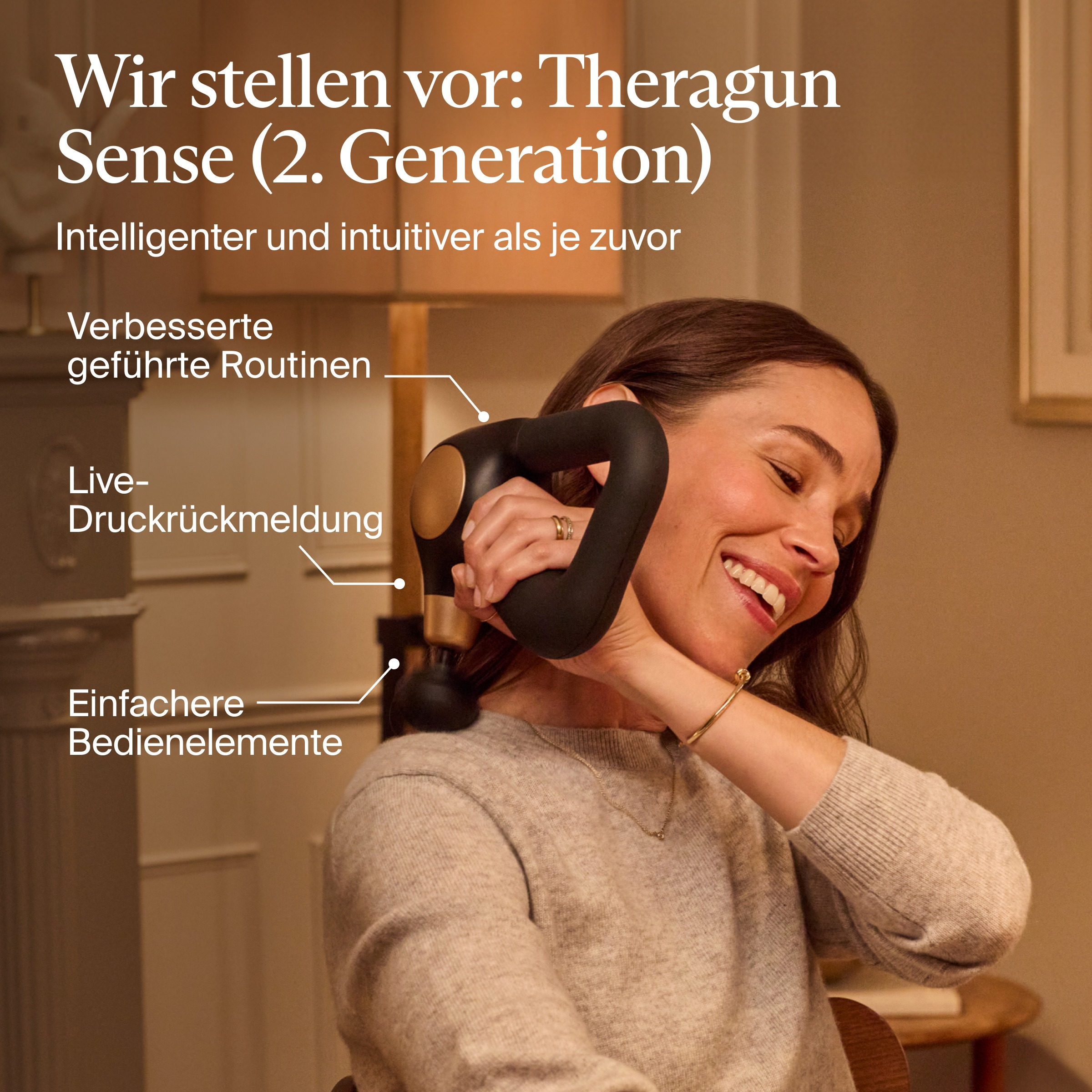 Lächelnde Frau benutzt ein schwarzes Theragun-Massagegerät an ihrem Hals. Text hebt Merkmale hervor.