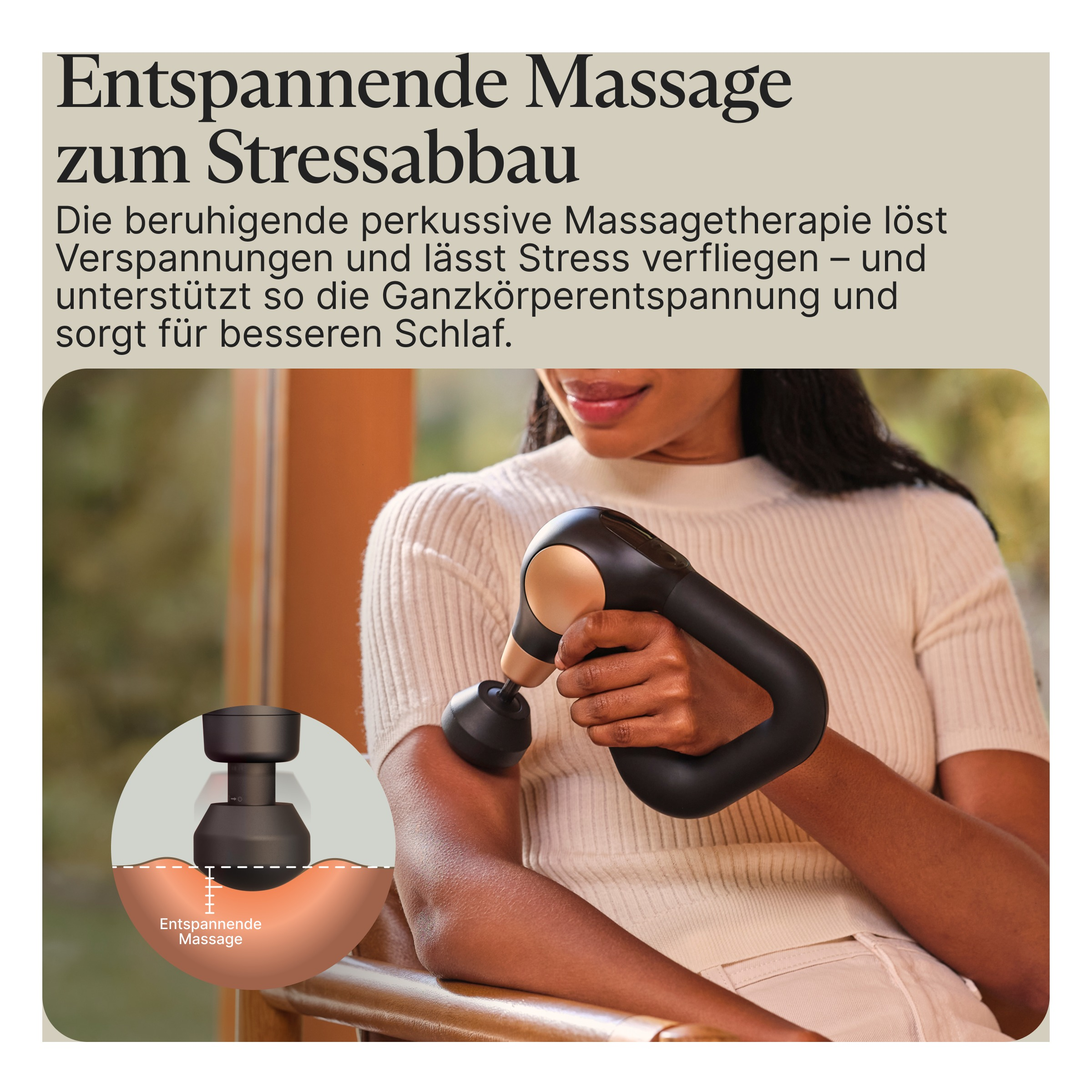 Eine Person benutzt eine schwarze Massagepistole an ihrem Arm. Text beschreibt Massage zur Stresslinderung.