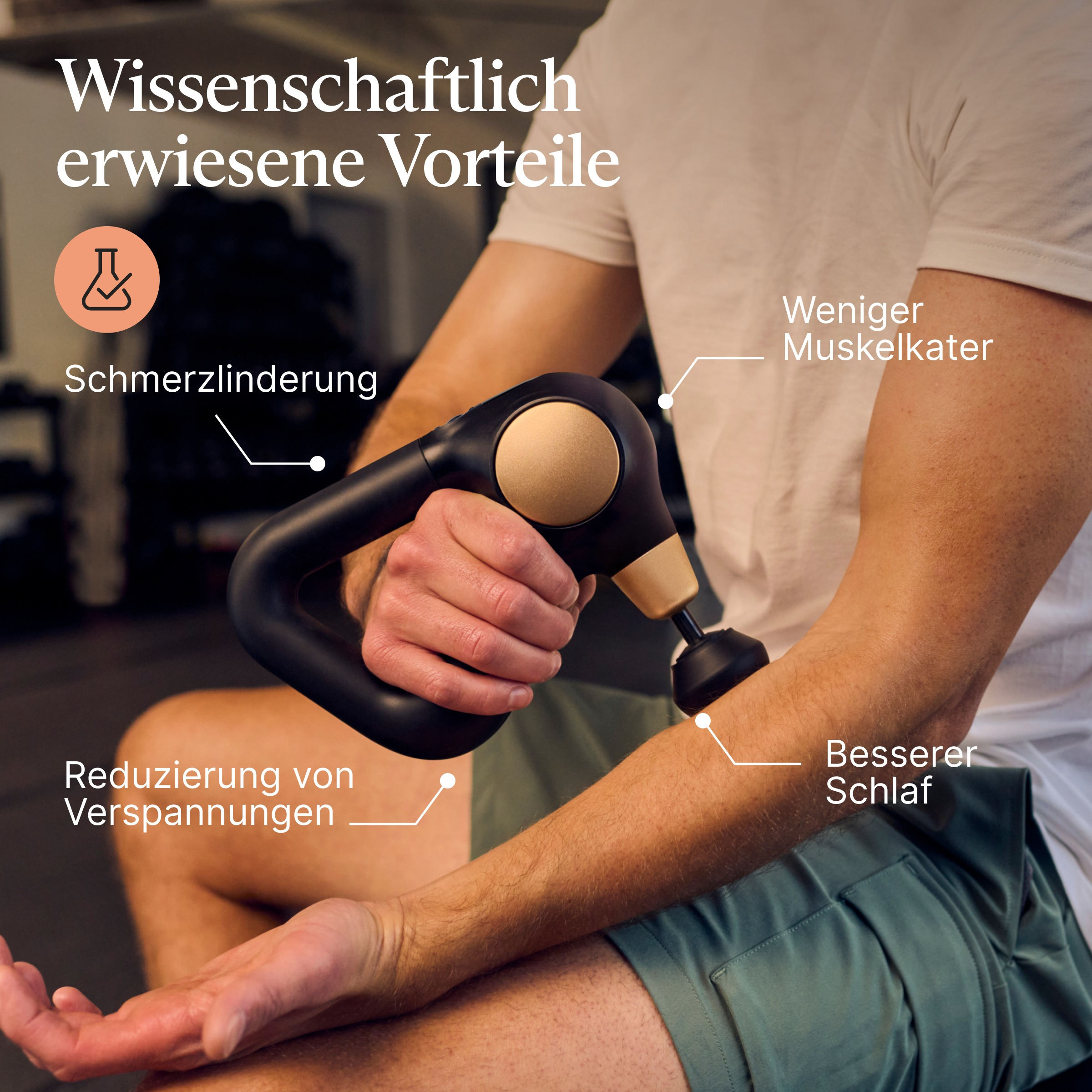 Eine Person benutzt eine Massagepistole. Text beschreibt Schmerzlinderung, Spannungsreduzierung, weniger Muskelkater und besserer Schlaf.