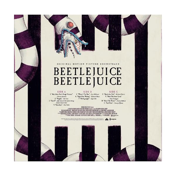 Beetlejuice-Soundtrack-Albumcover. Enthält die Kreatur, den Titel und die Titellisten vor einem schwarz-weiß gestreiften Hintergrund.