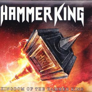 Hammer King Albumcover: Ein großer, verzierter Hammer mit spitzem Kopf, der vor einem feurigen Hintergrund Energie ausstrahlt.