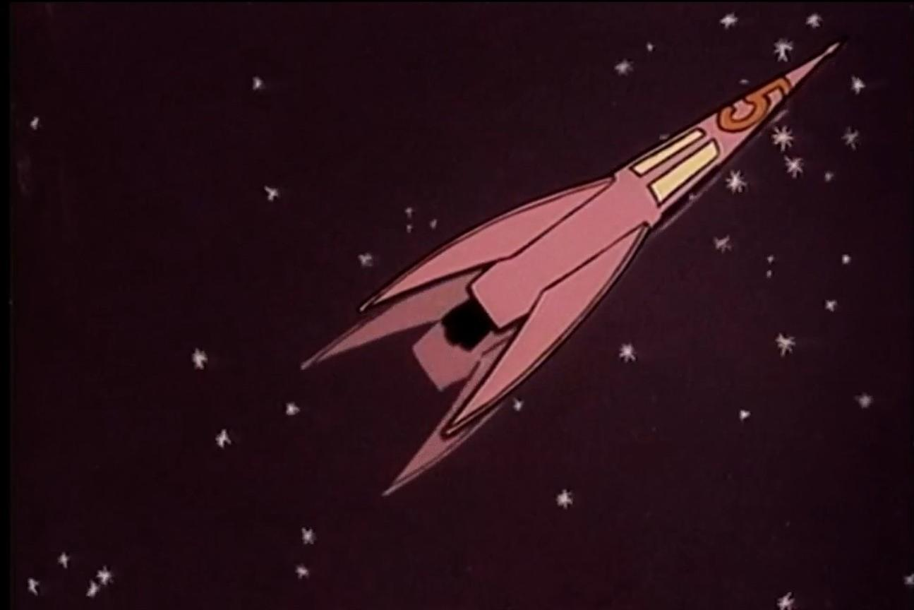 Ein rosafarbener, spitzer Raketenflugkörper fliegt durch den sternenübersäten Nachthimmel.