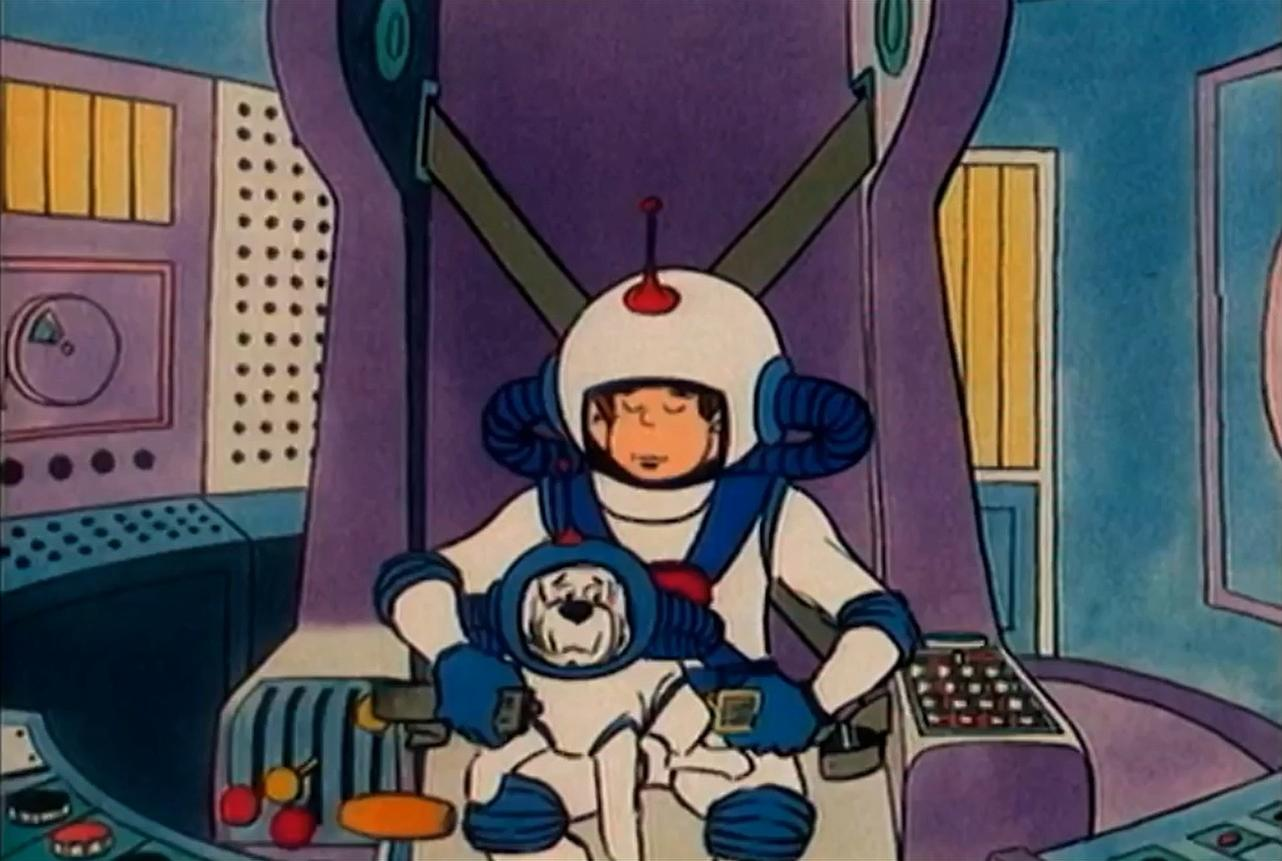 Astronaut und Hund in Raumanzügen sitzen in einem Kontrollraum mit Konsolen und Bildschirmen.
