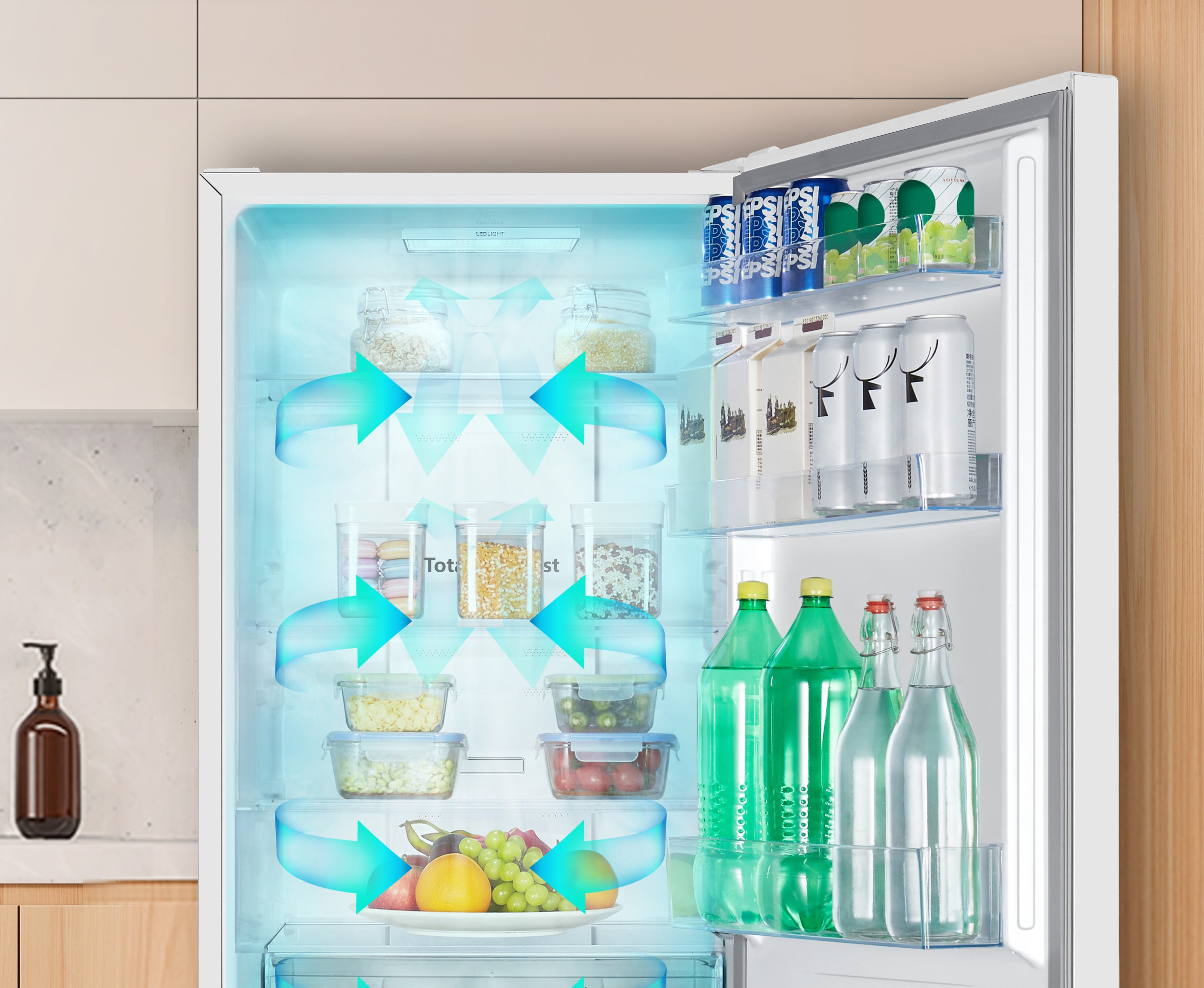 Un refrigerador abierto que muestra frutas, bebidas y recipientes de comida, con flechas de flujo de aire.