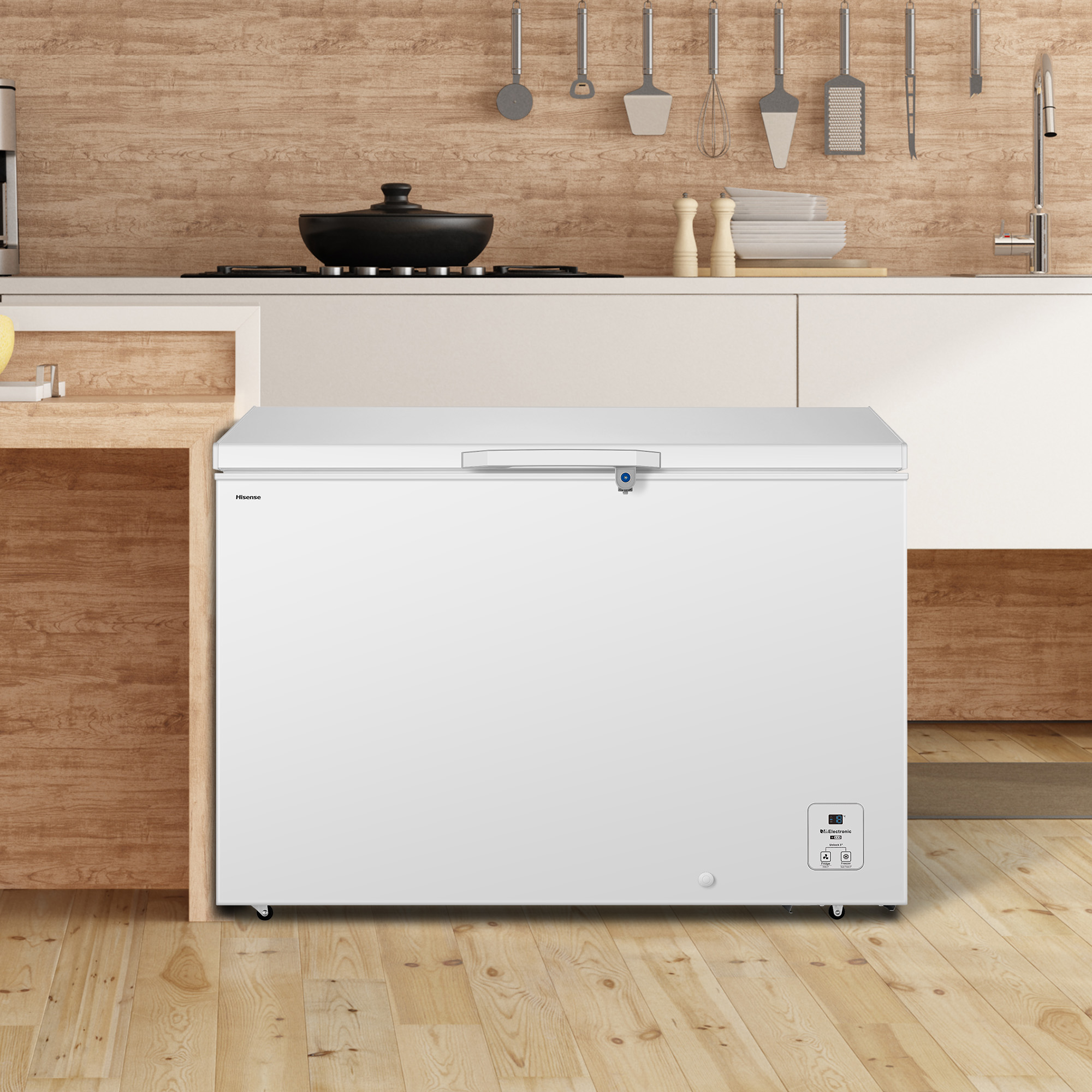 Un congelador horizontal Hisense blanco con asa se encuentra en una cocina moderna con paredes de madera.