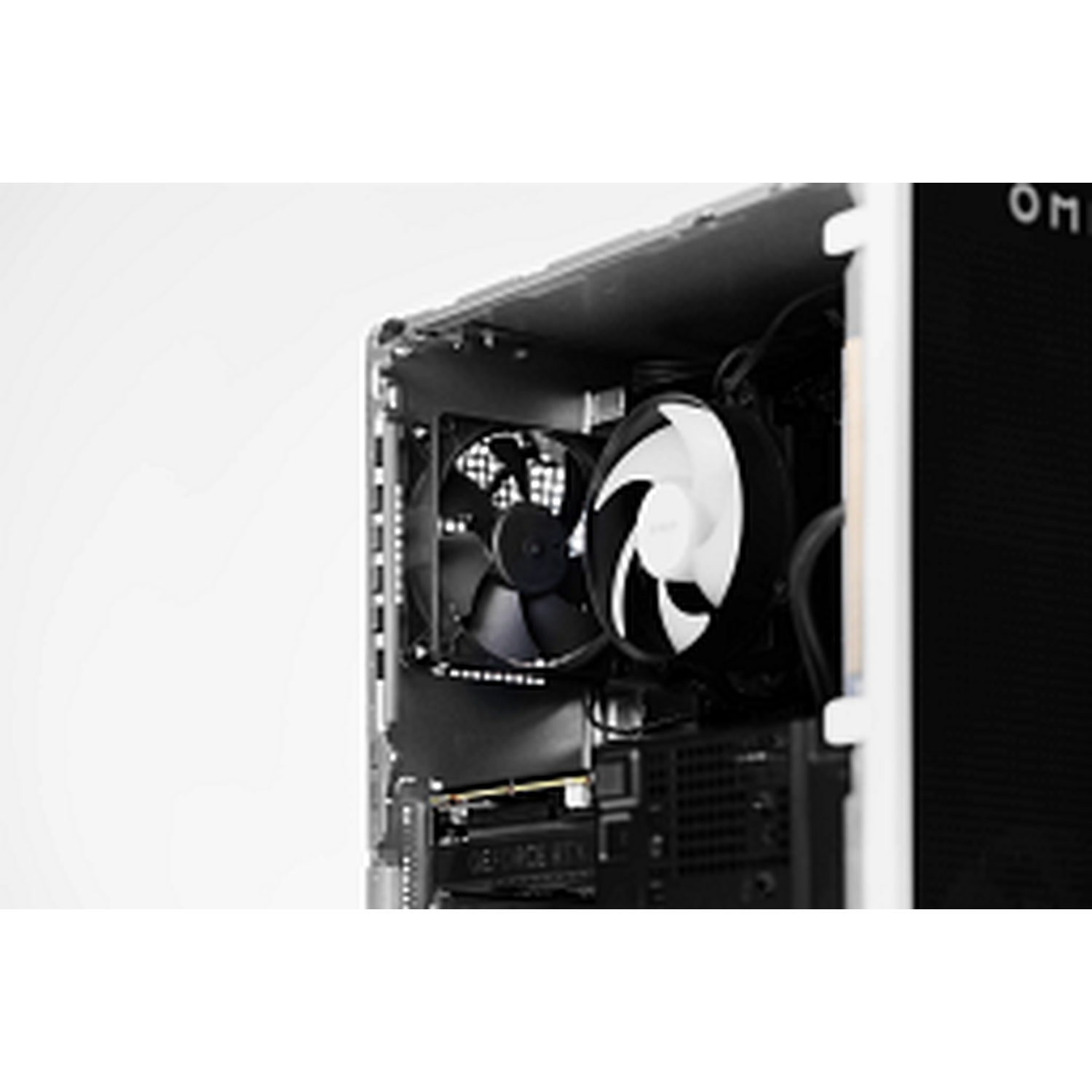 Computerbehuizing interieur met zichtbare CPU-koeler, ventilatoren en grafische kaart.