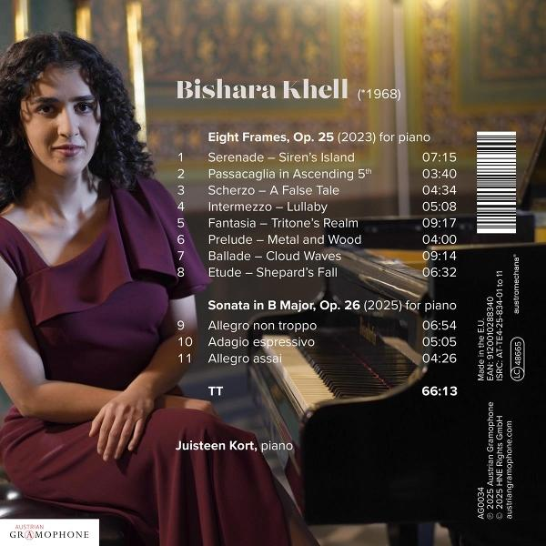 Bishara Khell mit einem Klavier, Notenliste im Hintergrund.