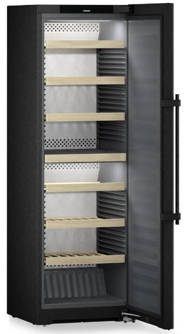 Ein offener schwarzer Weinkühlschrank mit Holzböden und Glasfront.