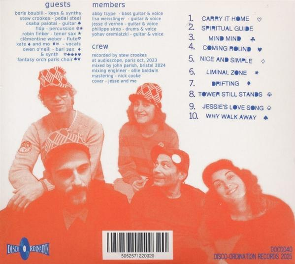 Vier Personen posieren für ein Albumcover, mit Titel- und Trackliste.