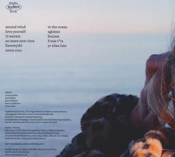 Albumcover mit Titelliste links und unscharfem Bild einer Frau und eines Hundes rechts.