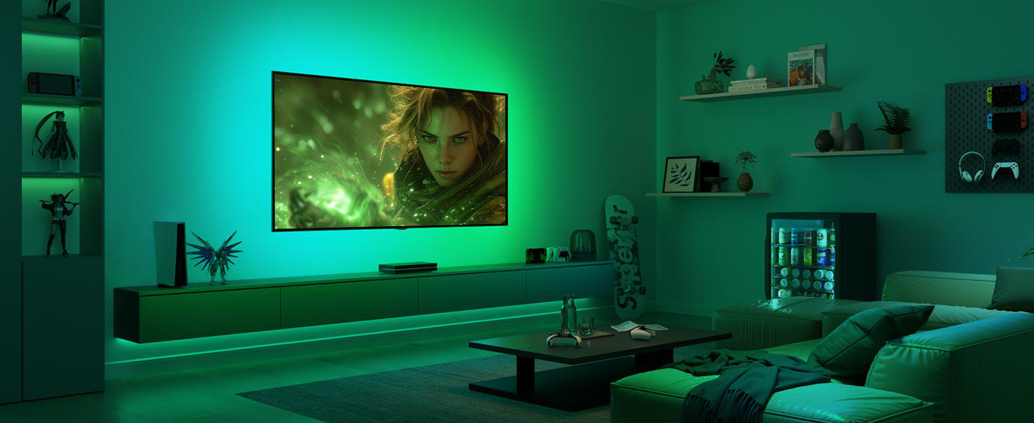 Ein modernes Wohnzimmer mit großem Fernseher, Spielekonsole, Sofa und Minikühlschrank.