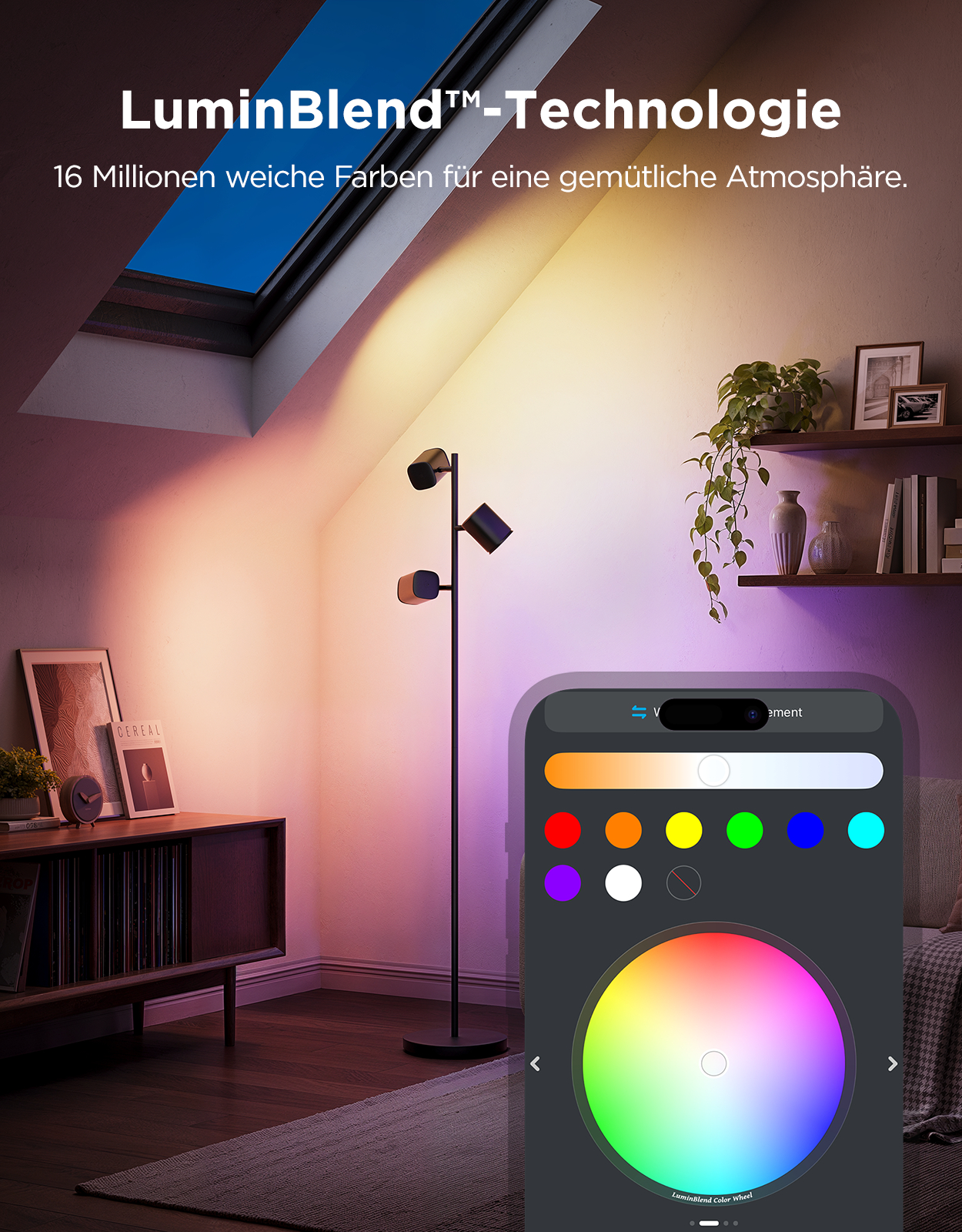 Eine moderne Stehleuchte beleuchtet einen Raum mit farbigem Licht, gesteuert per Smartphone-App.
