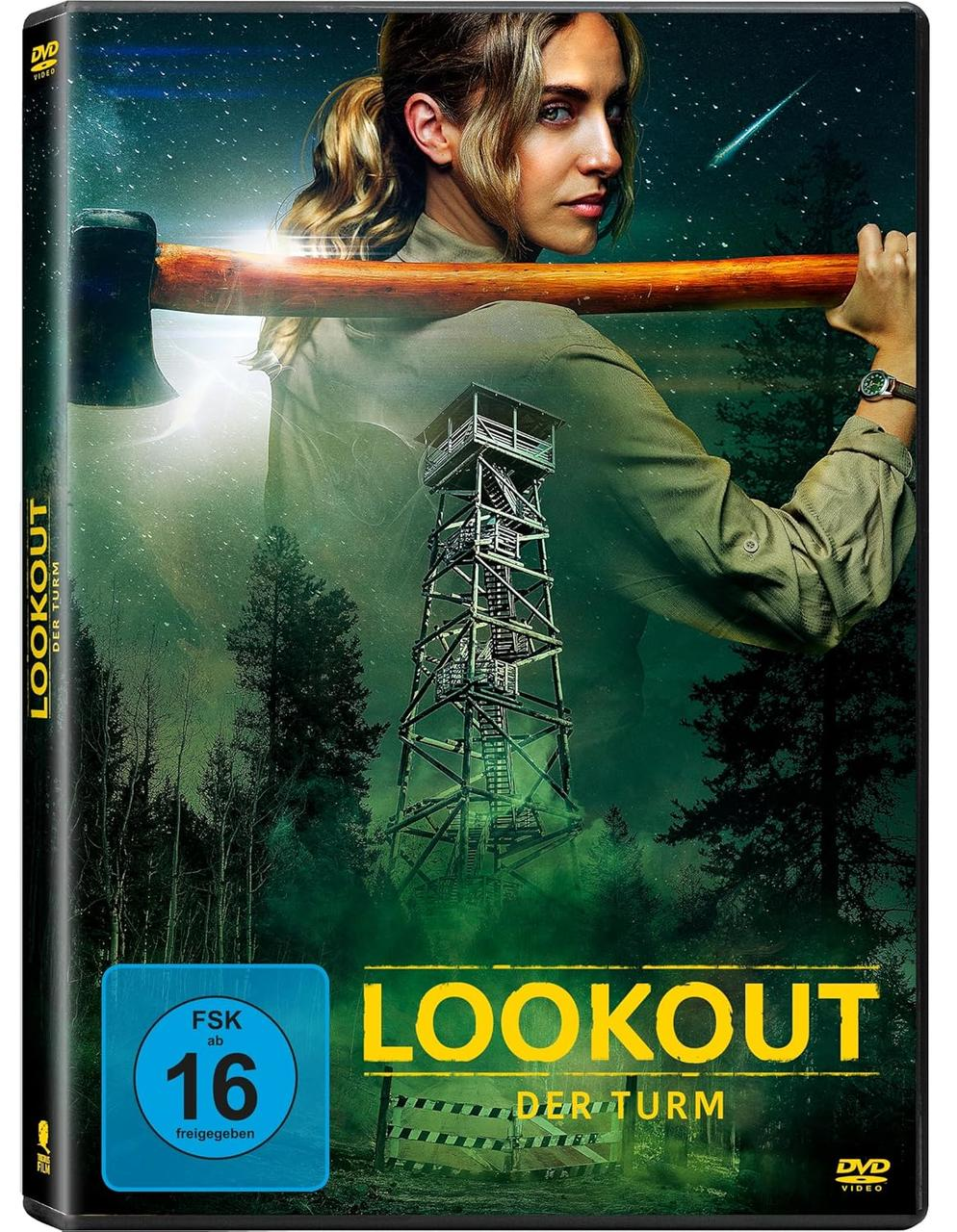 Eine Frau hält eine Axt und blickt auf einen hohen Holzturm in einem dunklen Wald.