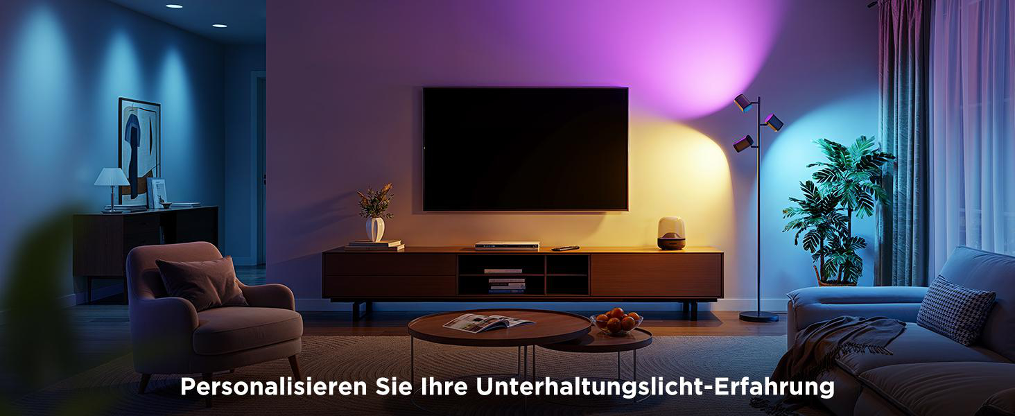 Wohnzimmer mit TV, Sofa, Sessel, Couchtisch und bunter Stimmungsbeleuchtung.