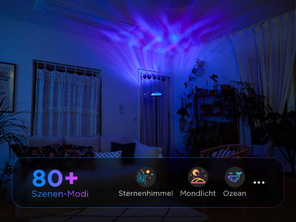 Ein Projektor wirft blau-violette Lichter an die Decke eines Raumes mit Sofa und Pflanzen.