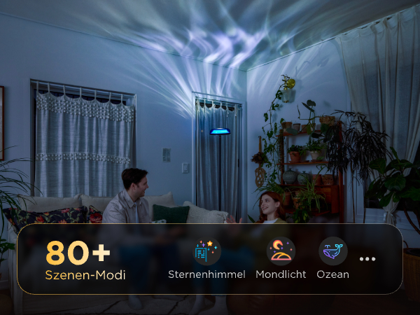 Paar entspannt in einem Raum, auf dessen Decke ein Projektor blaue, wellenförmige Lichtmuster wirft.