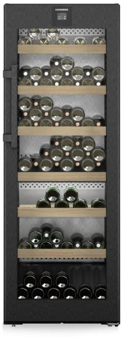 Ein hoher, dunkler Weinkühlschrank mit mehreren Regalen, gefüllt mit Weinflaschen.