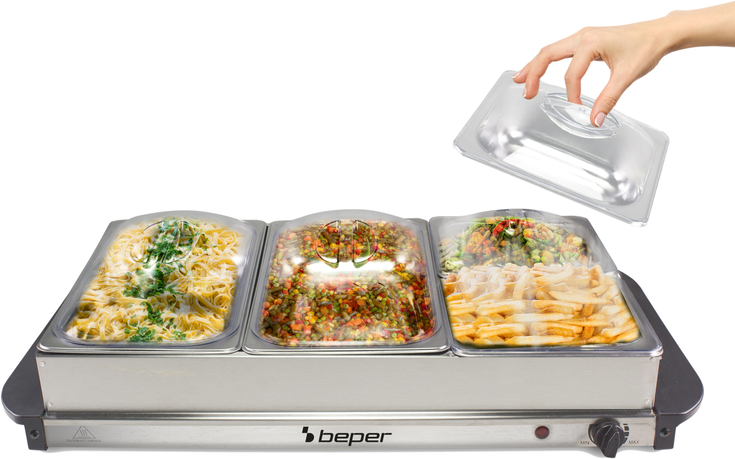 Een hand plaatst een deksel op een drievaks warmhoudapparaat met pasta, groentemix en friet.