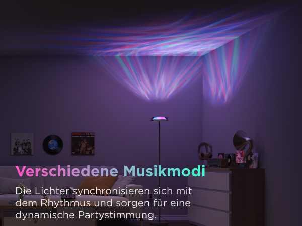 Ein Raum mit einem Lichtprojektor, der bunte wellenförmige Muster an Decke und Wände wirft.