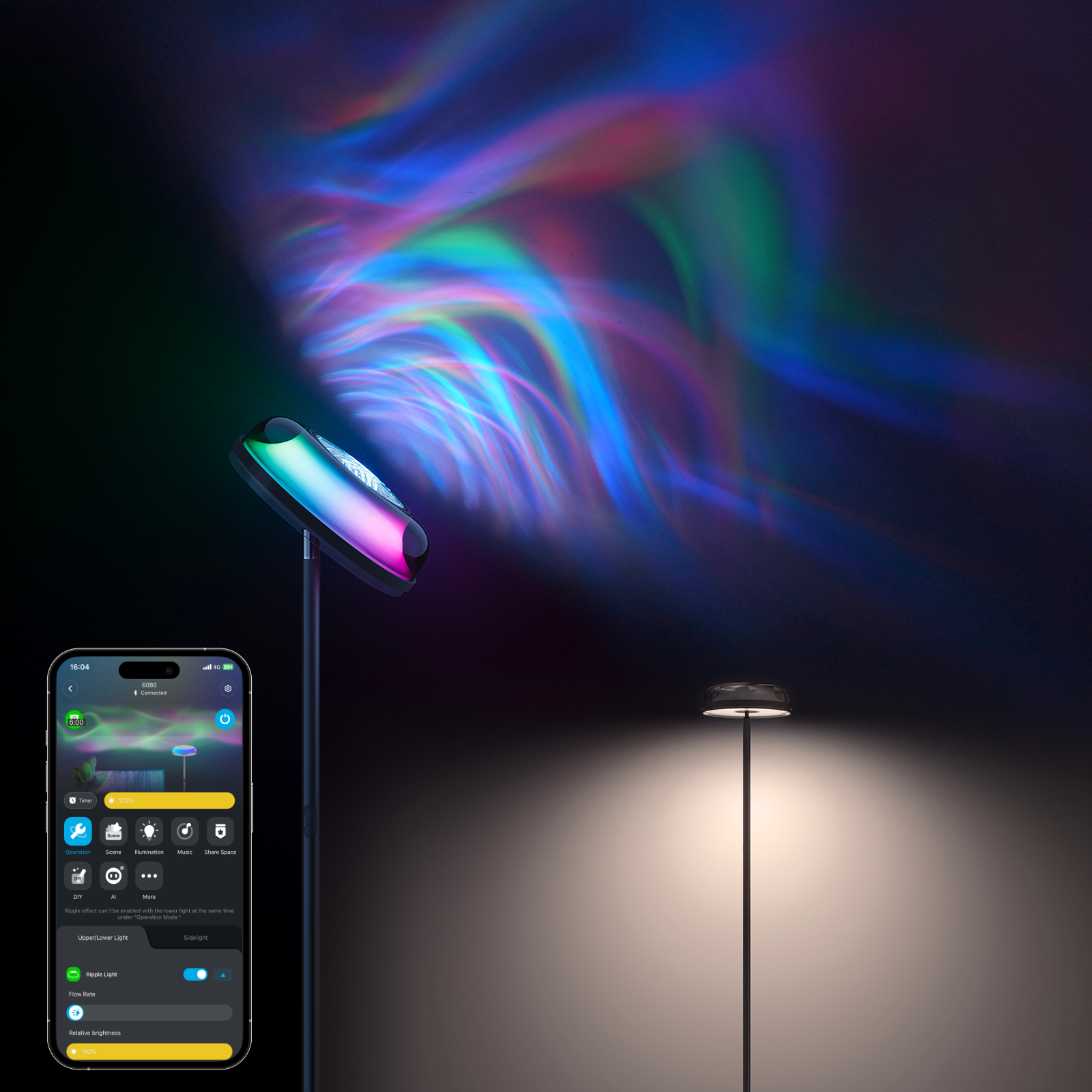 Eine Stehlampe projiziert farbiges, aurora-ähnliches Licht. Ein Handy zeigt App-Steuerelemente an.