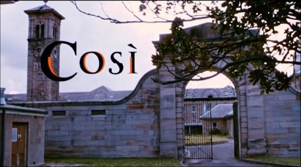 Steingebäude und ein Torbogen mit dem Text 'Cosi'. Ein Uhrturm ist sichtbar.
