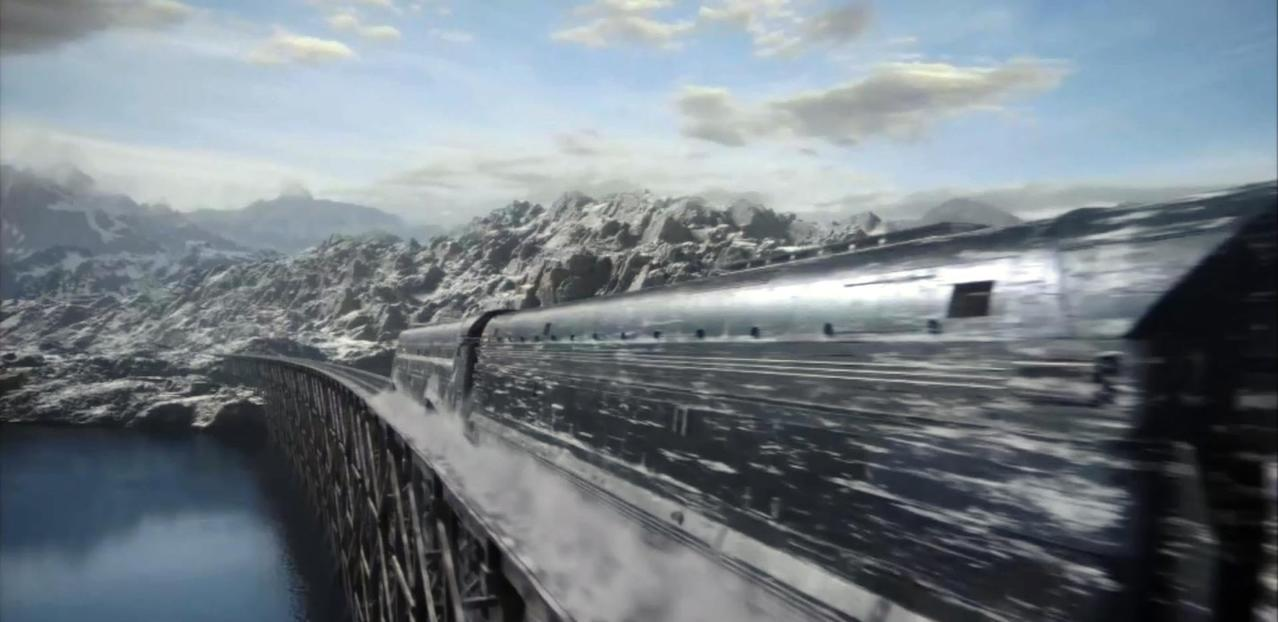 Ein silberner Zug fährt über eine Brücke in einer verschneiten Berglandschaft.