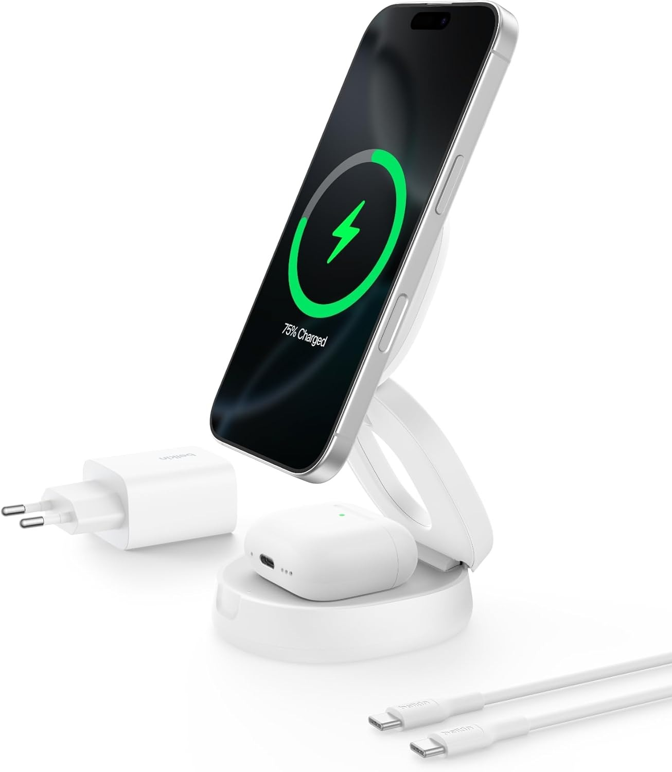 Support de charge blanc avec iPhone, étui AirPods, adaptateur secteur et câbles USB-C.
